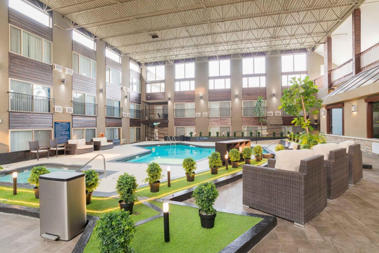 Sandman Hotel Edmonton West Екстер'єр фото
